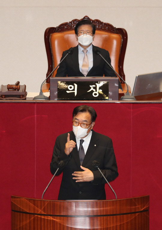 정진석 국민의힘 의원이 31일 국회 본회의에서 부의장으로 선출된 뒤 인사말을 하고 있다. 연합뉴스